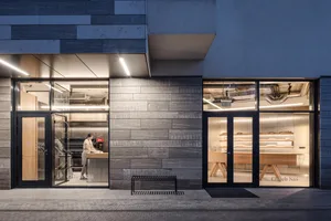 磚牆立面的經典建築，設有兩個入口配有長椅，營造寧靜而溫馨的氛圍