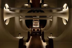 餐廳內一條長廊，配有餐桌與椅子，為賓客營造優雅而溫馨的氛圍