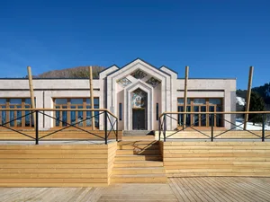 經典建築外觀採用石材，搭配木製樓梯，營造材質與紋理的和諧融合