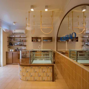麵包店內部展示蛋糕與瓶子，營造溫馨氛圍