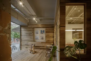 精心設計的展廳，擁有寬敞木質地板與各式家具，包括椅子與餐桌，營造溫暖舒適的氛圍