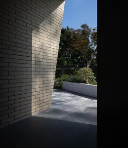 人行道上的磚牆，融合都會與住宅元素，為場景增添溫暖與質感