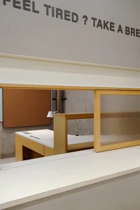 整潔辦公空間，包含書桌、兩把椅子、鍵盤、滑鼠與書籍，適合工作或學習