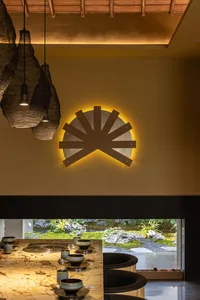 帶有黃色牆面的溫馨餐廳區域，包含餐桌、椅子與裝飾花瓶