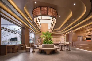 寬敞開放的零售空間，高挑天花板、盆栽植物，以及顧客可坐著放鬆的座椅