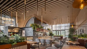 木牆現代用餐空間，盆栽與乾淨線條