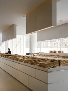 乾淨整潔的麵包店廚房，展示多盤各式糕點與烘焙食品