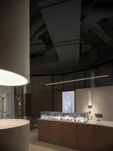 現代零售空間配備大型玻璃陳列櫃，展示珠寶與配件，並以精心設計的燈光強調亮點