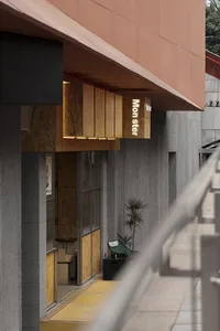 木質招牌商業店面，兩盆盆栽，聚焦外觀立面