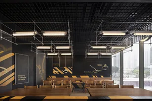 現代餐廳用餐區，設有多張桌椅，為賓客營造舒適氛圍