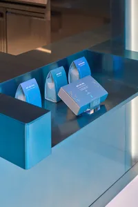 展示五袋咖啡的店舖櫃檯，搭配時尚現代的金屬檯面