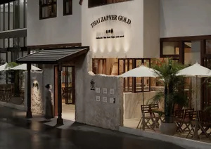 溫馨室內購物區，設有店面、座椅與餐桌，特色泰爽金招牌