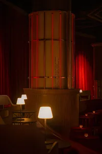 優雅餐廳酒廊，紅色天鵝絨窗簾、大型柱子與舒適座位區