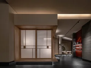 木質地板與牆面的商店內部，設有大型玻璃門通往用餐區，營造優雅而溫馨的氛圍