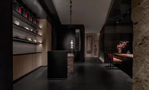 明亮採光的黑白主題室內設計展示空間，陳設現代座椅、餐桌與裝飾花瓶