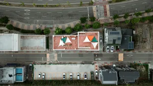 熱鬧的城市街景，混合住宅與商業建築、汽車與卡車，襯托多樣的建築背景