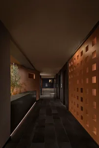 現代酒店走廊配備黑磚地板，頂燈或自然光線充足照明，兩側各有兩扇門