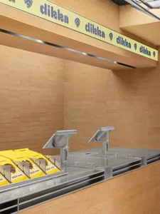 溫馨餐廳櫃檯配有展示櫃，內陳蛋糕與三明治，準備迎接顧客