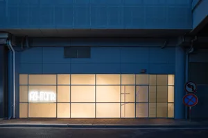 現代店面擁有大型窗戶以霓虹燈照亮，展現乾淨簡約的設計