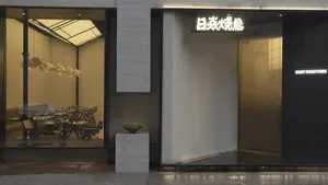 現代亞洲餐廳，擁有大型玻璃門、桌椅與簡潔線條