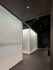 Empty room with white walls and floors, featuring three large white pillars and a clean, minimalistic atmosphere