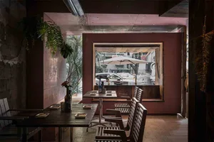 餐廳內桌椅、雨傘與酒杯的用餐區，氛圍輕鬆愜意