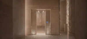 一間現代玻璃門電梯，位於建築物一樓，氛圍乾淨且保養良好
