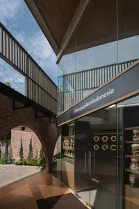 一個井然有序的室內空間，展示花瓶與碗盤，營造視覺吸引的環境