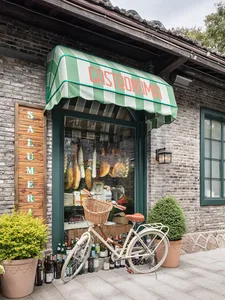 一座迷人的磚牆店面，旁邊停放著腳踏車，周圍環繞著瓶子，喚起古樸社區購物體驗的感覺