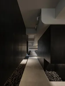 黑白走廊配椅具，營造精緻氛圍