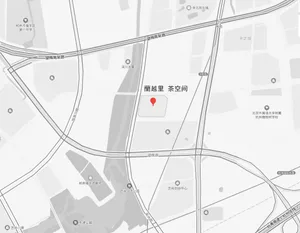 城市街道路口的鳥瞰視圖，包含多條道路、交通號誌與行人穿越道，處於燈光明亮的都市環境