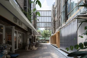 充滿活力的城市街景，現代建築、玻璃窗戶，以及附近停放自行車的戶外座位區