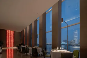 優雅餐廳室內，桌椅與燭光點綴，襯托精緻背景