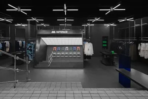 光線充足的零售空間，展示模特兒與商品