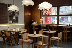 溫暖親切的餐廳內部，配有木質桌椅、多組餐桌椅，營造舒適氛圍