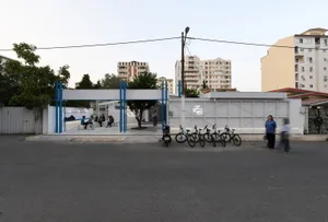 熱鬧的都市街景，人行道上停放著自行車，行人忙碌著日常活動