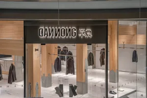 燈光明亮的現代商店，陳列各式服飾，展示多種尺寸與顏色，整齊有序的佈置