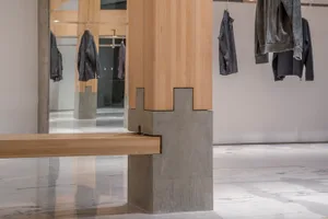 商店或展覽空間中，木柱以整齊卻隨性的方式展示夾克