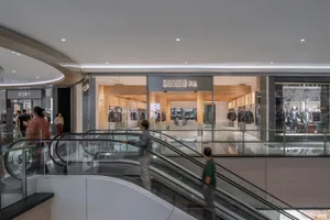 井然有序的零售空間，玻璃窗展現商品、自然光線，以及顧客瀏覽商店