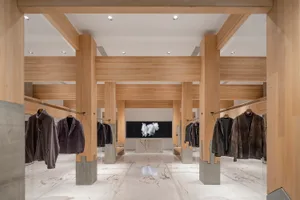 光線充足的零售空間，擁有木質牆面與地板，展示各式服飾商品