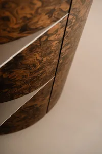 一款具弧形造型與棕色木質表面的現代櫃子，採用木皮材質，設計精緻優雅