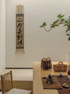 一間溫暖和親切的餐廳，擺放各種物品的木桌和椅子，周圍充滿舒適的氣氛