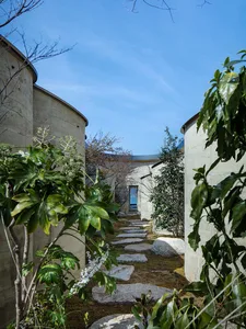 具有圓形設計、石頭樓梯與大型自然光窗的住宅建築物