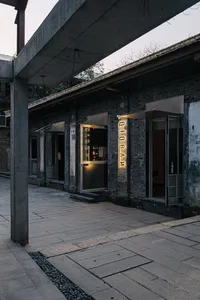 一間現代零售空間，玻璃門面，磚牆，自然光線從玻璃門中進入
