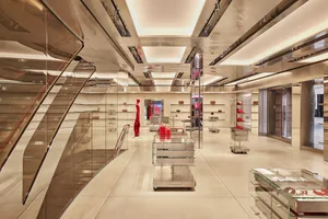 一間充滿光線的零售店，展示著鞋子和手袋，創造出明亮和邀人的氣氛，具有典雅和高雅的氣氛