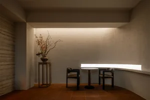 一間舒適的用餐區域，擺放著一張木桌與四把椅子，周圍充滿著溫馨的氛圍