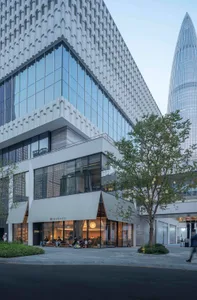 一間現代辦公空間擁有大玻璃幕牆、自然光線以及舒適的家具