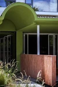 一座白色屋頂的現代綠建築，具有內外部空間，自然光線和寧靜的氛圍