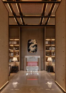 懷舊現代客廳的紅色 fireplace、黑白畫作、書架、沙發、椅子、燈台,燈光充足、令人愉悅