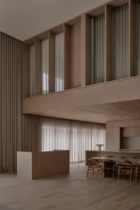 光明亮堂堂的廚房，木地板和櫥櫃，自然光線，和餐桌